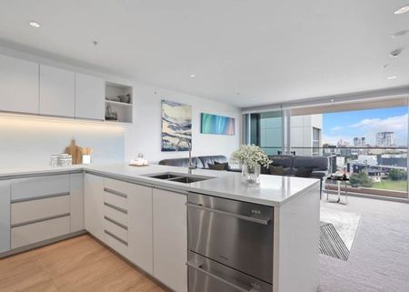 LUXURY APARTMENT LIVING. PRIME LOCATION. ZERO RENT - Photo 3