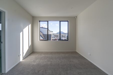 Near New Luxurious 3-Bedroom Home - Photo 3