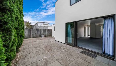 Low maintenance on the city fringe - Photo 3