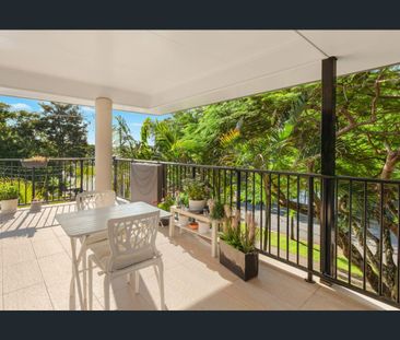 TOP FLOOR UNIT IN PRIME LOCATION, SHORT STROLL TO MAJOR SHOPS - Photo 3