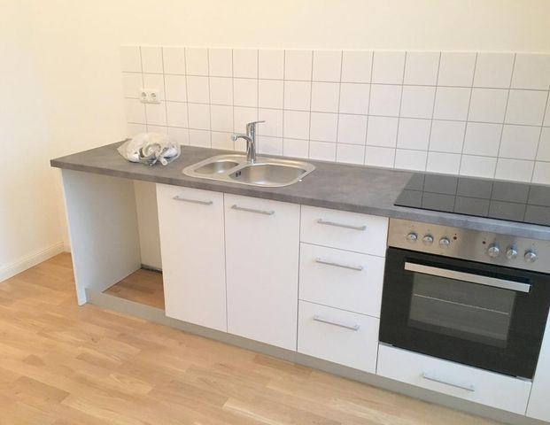 Helle 2 Zimmer DG-Wohnung, modernes Bad, Wohnküche, Dachterrasse - Photo 1