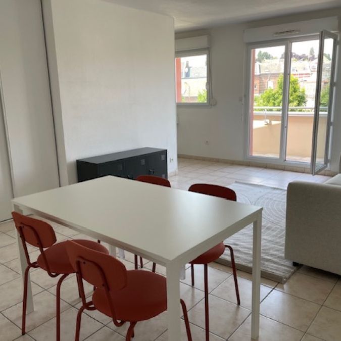 BEAU T2 EN RESIDENCE SECURISEE AVEC BALCON ET PARKING REMICOURT CHAMPS ELYSEES - Photo 1