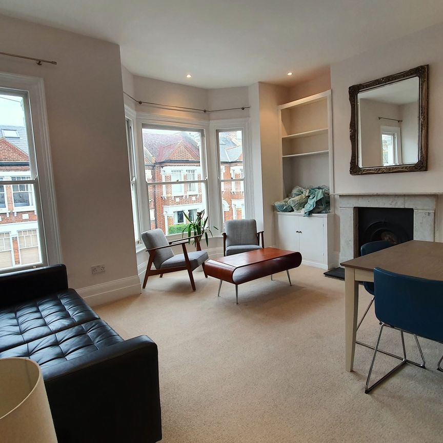 Split-Level Two Double Bedroom Stunner in Battersea, London - Photo 1