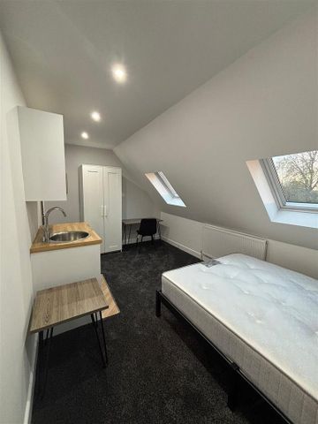 1 bedroom in a house share to rent - Photo 2