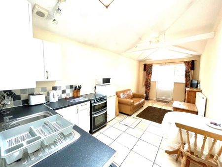 1 bedroom flat to rent - Photo 2