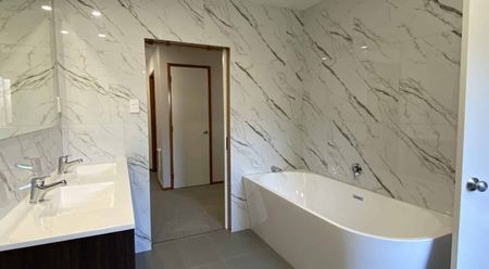 Newly renovated family-sized stunner! - Photo 4