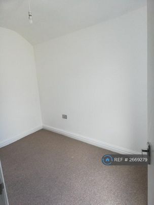 2 bedroom end of terrace house to rent - Photo 1