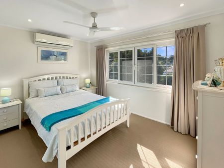 Spacious Family Living in the Heart of Woombye - Photo 4