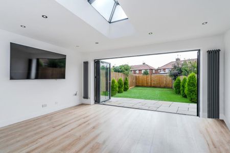 3 bedroom end of terrace house to rent - Photo 3