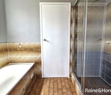 Beautifully Renovated Three Bedroom Family Home in Leumeah for Lease! - Photo 5