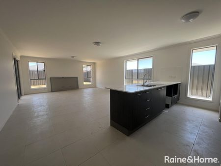 4 Bedroom Home Family Home! - Photo 2