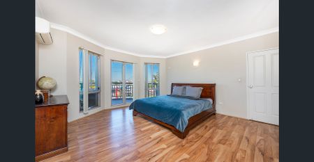 Oversized Penthouse with 3 Balconies and Spectacular Aspect - Access Through Rear Lane. - Photo 5