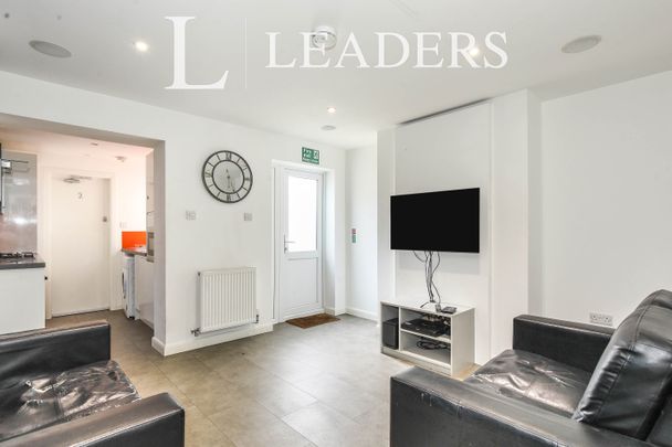 4 bedroom house to rent Mellard Street, Newcastle, ST5 - Photo 1