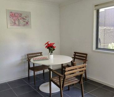 THOWNHOUSE IN FAMILY-FRIENDLY NOTTINGHAM SQUARE Furnished - Photo 2