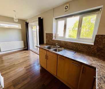 3 bedroom semi-detached house to rent - Photo 6