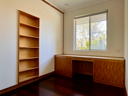 Spacious 3-Bedroom Home - Freshly Painted & Newly Polished Wooden Floorboards - Photo 4