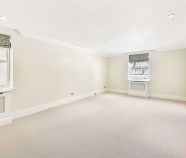 Newly redecorated generously proportioned three bedroom apartment with two balconies. - Photo 1