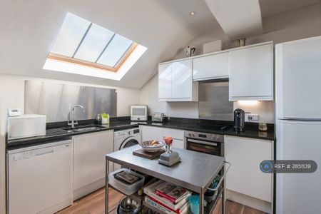 3 bedroom flat to rent - Photo 4