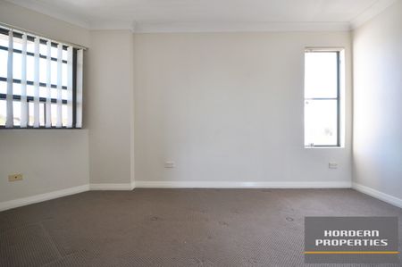 Substantial Apartment in the charming University Hall - Photo 2