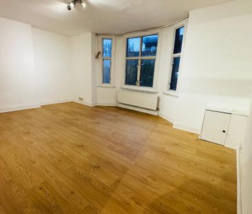 3 bedroom flat to rent - Photo 2