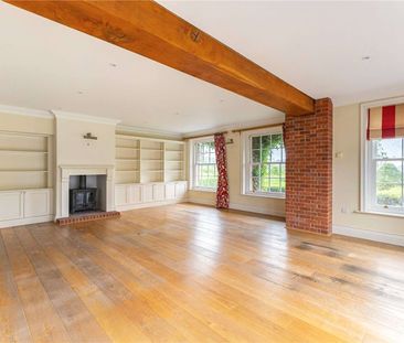 An immaculate six bedroom house with swimming pool at the heart of ... - Photo 3