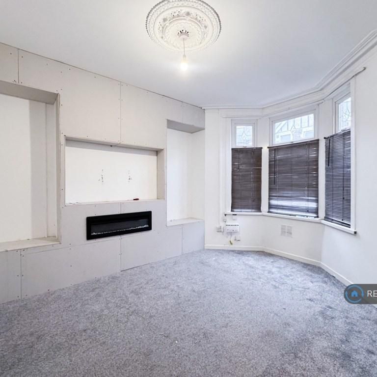 4 bedroom semi-detached house to rent - Photo 1