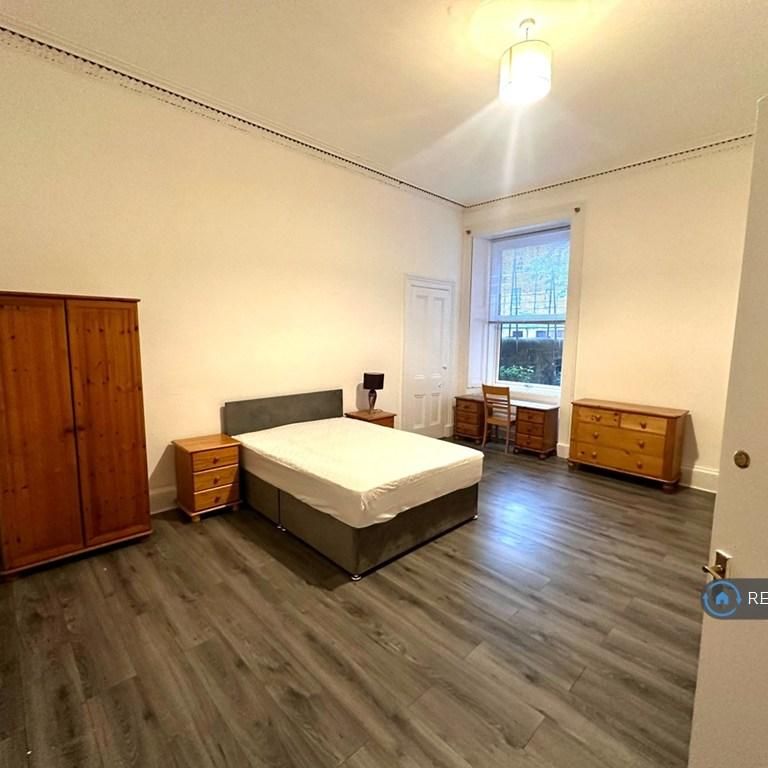 4 bedroom flat to rent - Photo 1