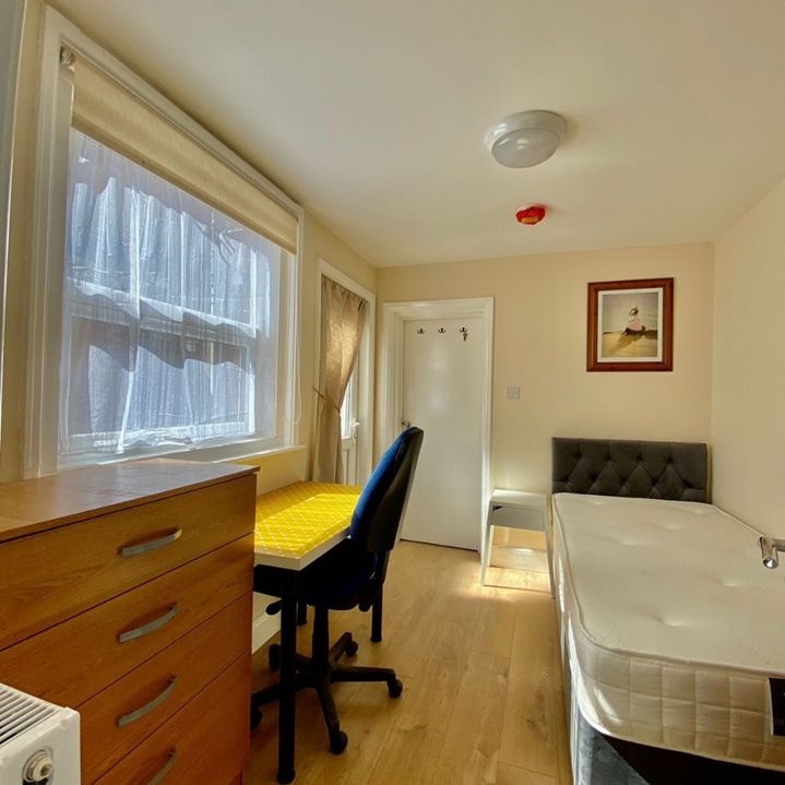 5 Bed Semi-Detached House, Highcrown Street, SO17 - Photo 1