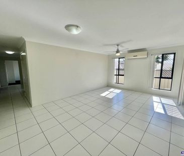 Modern 3 Bedroom 2 Bathroom Unit for Rent - Photo 4