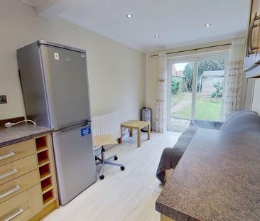 4 bedroom semi-detached house to rent - Photo 6
