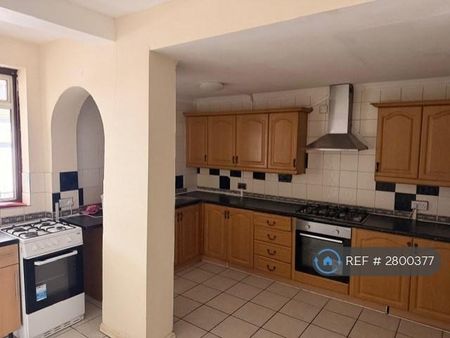 1 bedroom in a house share to rent - Photo 3