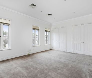 Large executive residence with classic style - Photo 3