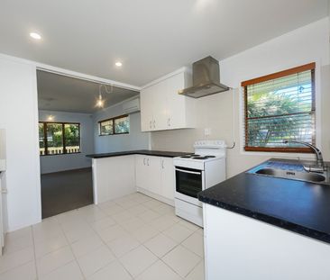 Sunny Two Bedroom Family Home in Peaceful Birkdale - Photo 2