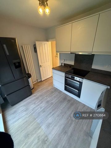 1 bedroom in a flat share to rent - Photo 3