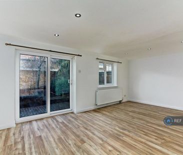 4 bedroom semi-detached house to rent - Photo 2