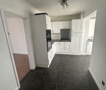 3 bed house in Yeovil - Photo 4