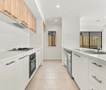 NEW BUILD HOME FOR RENT IN THORNHILL PARK - Photo 6