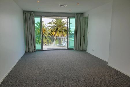 LUXURY 3-BEDROOM APARTMENT, WALKING DISTANCE TO WESTFIELD SHOPPING CENTRE WEST LAKES - Photo 5
