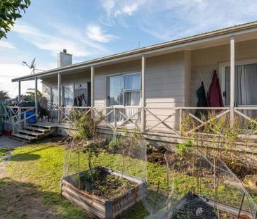 Family home and double garage - Photo 4