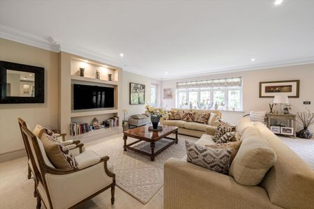 A modern apartment located in the charming area of Sunninghill, positioned in a secure, gated location with underground parking - Photo 5