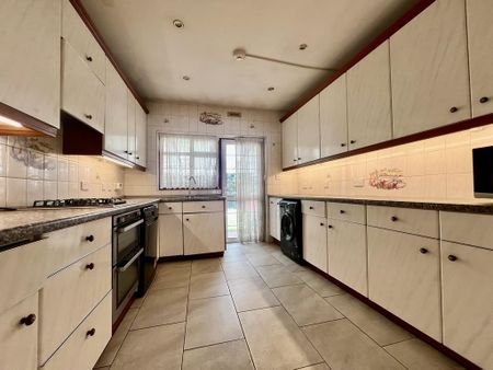 3 bedroom semi-detached house to rent - Photo 4