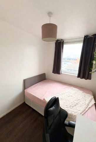 Room in a Shared Flat, Roslin House, E1W - Photo 4