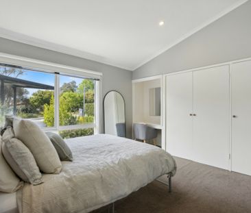 Immaculate three bedroom home with pool - Photo 4