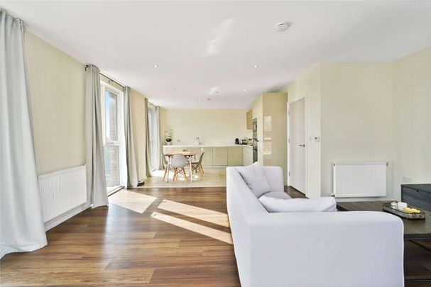 A stylish three bedroom penthouse apartment with balcony and parking. - Photo 1