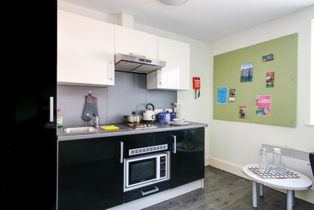 1 bedroom in a flat share to rent - Photo 5