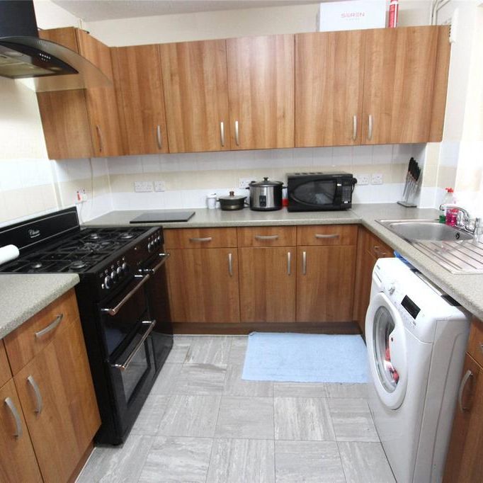 4 bedroom end of terrace house to rent - Photo 1