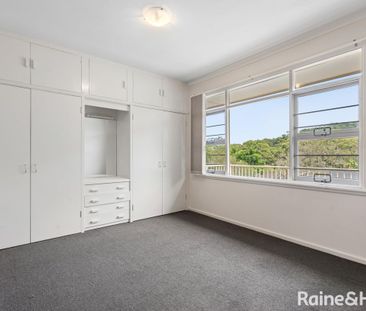 Charming 3-Bedroom Home with Spacious Yard - Photo 4