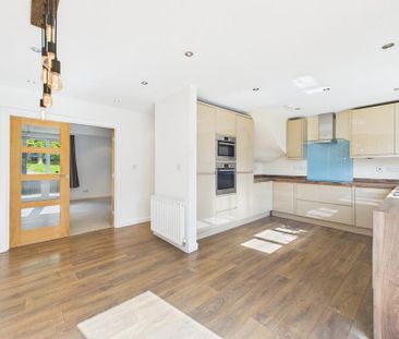 4 bedroom end of terrace house to rent - Photo 1