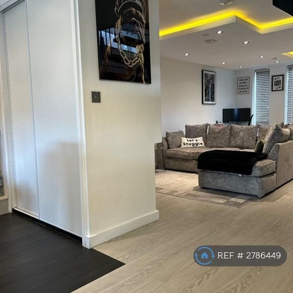 1 bedroom in a house share to rent - Photo 1