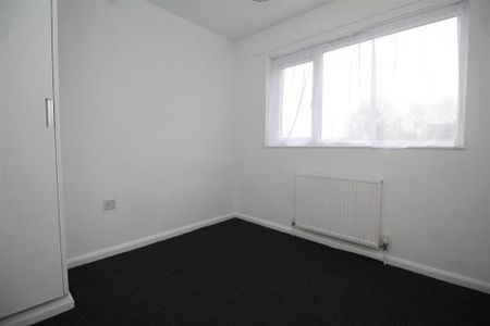 3 bedroom end of terrace house to rent - Photo 2